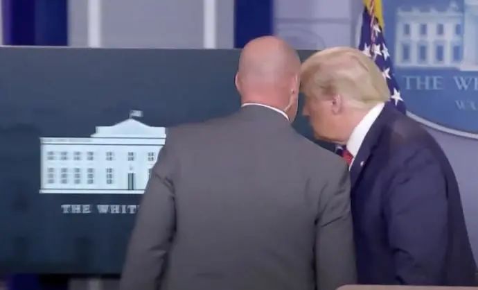 特朗普|白宫附近发生枪击事件!特朗普记者会被打断