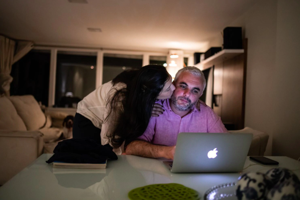 央视新闻客户端|一种疾病两种人生：疫情凸显巴西贫富差距