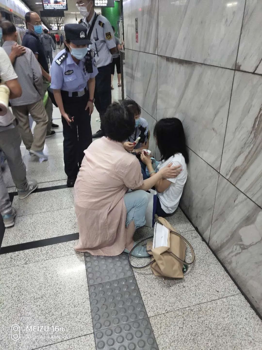 地铁|地铁里的“心”故事