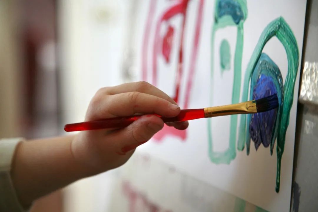 左撇子|“糟糕，碰到他的胳膊了……”