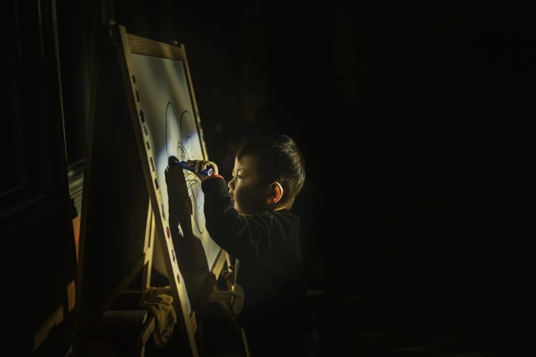 左撇子|“糟糕，碰到他的胳膊了……”