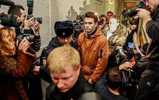 游戏|2名花季少女相约跳楼自杀，只因参与了这种“游戏”…家长们一定要警惕！