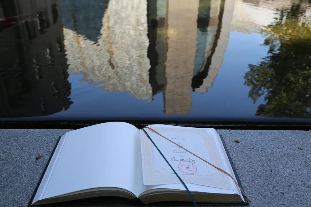 中央美术学院|厚达416页！中央美术学院录取通知“书”竟是一本空白的“艺术编年史”，网友：李尖尖快来看！