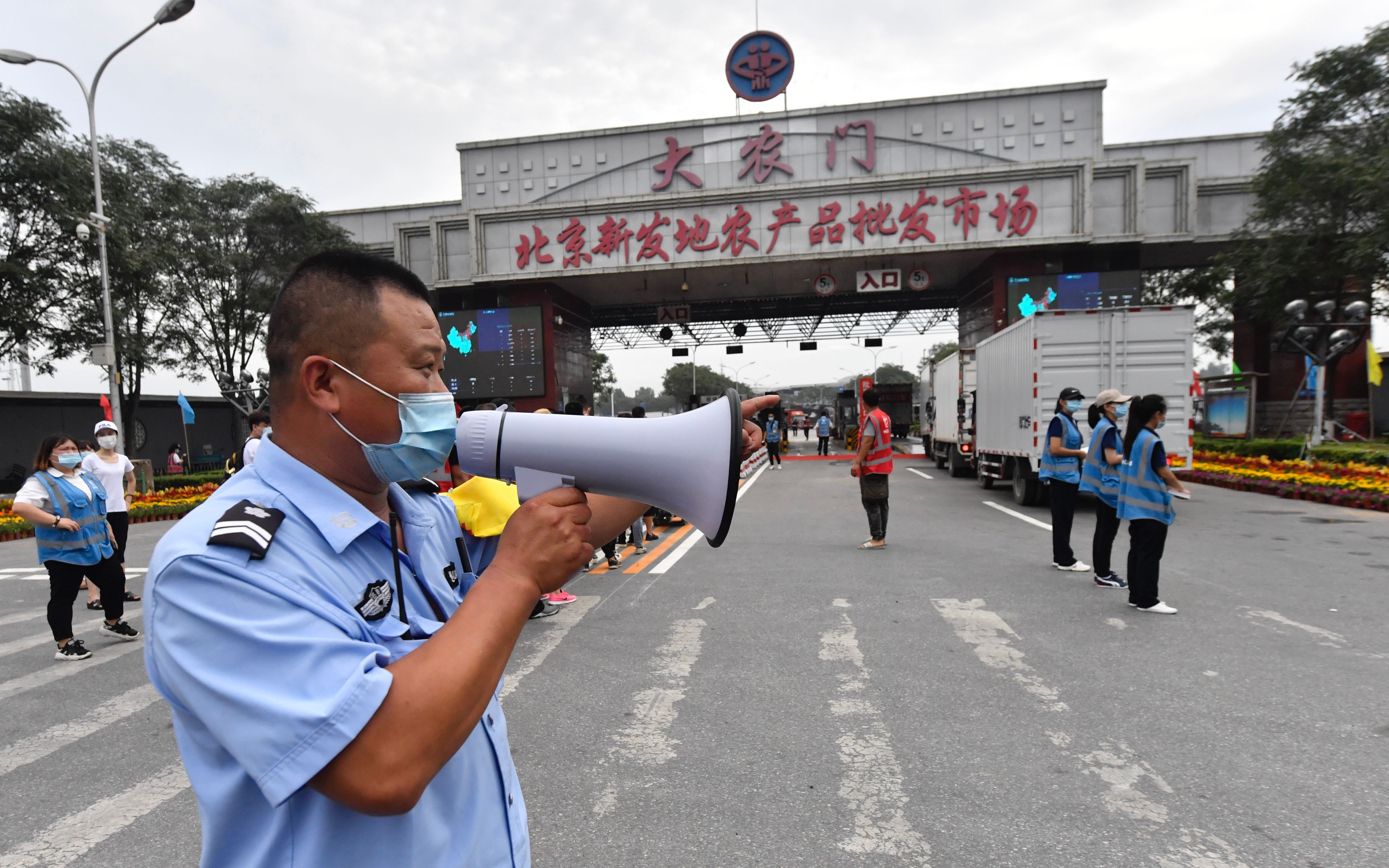 新京报|北京新发地市场复市首日：到场交易车辆超过千辆