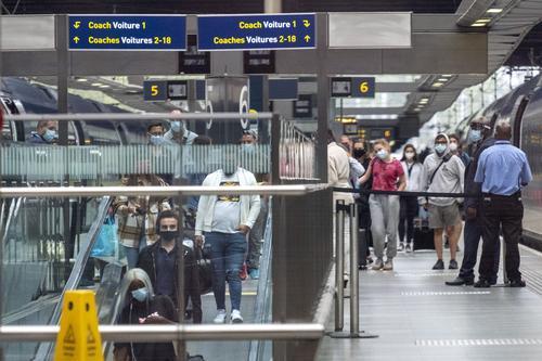 文汇报|英国开始对从法国等6地入境旅客实施14天隔离