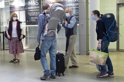 文汇报|英国开始对从法国等6地入境旅客实施14天隔离