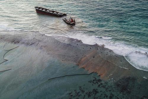 紧急状态|至少1000吨燃油已泄漏！日本货船在毛里求斯近海搁浅造成大量燃油泄漏，引发“环境紧急状态”