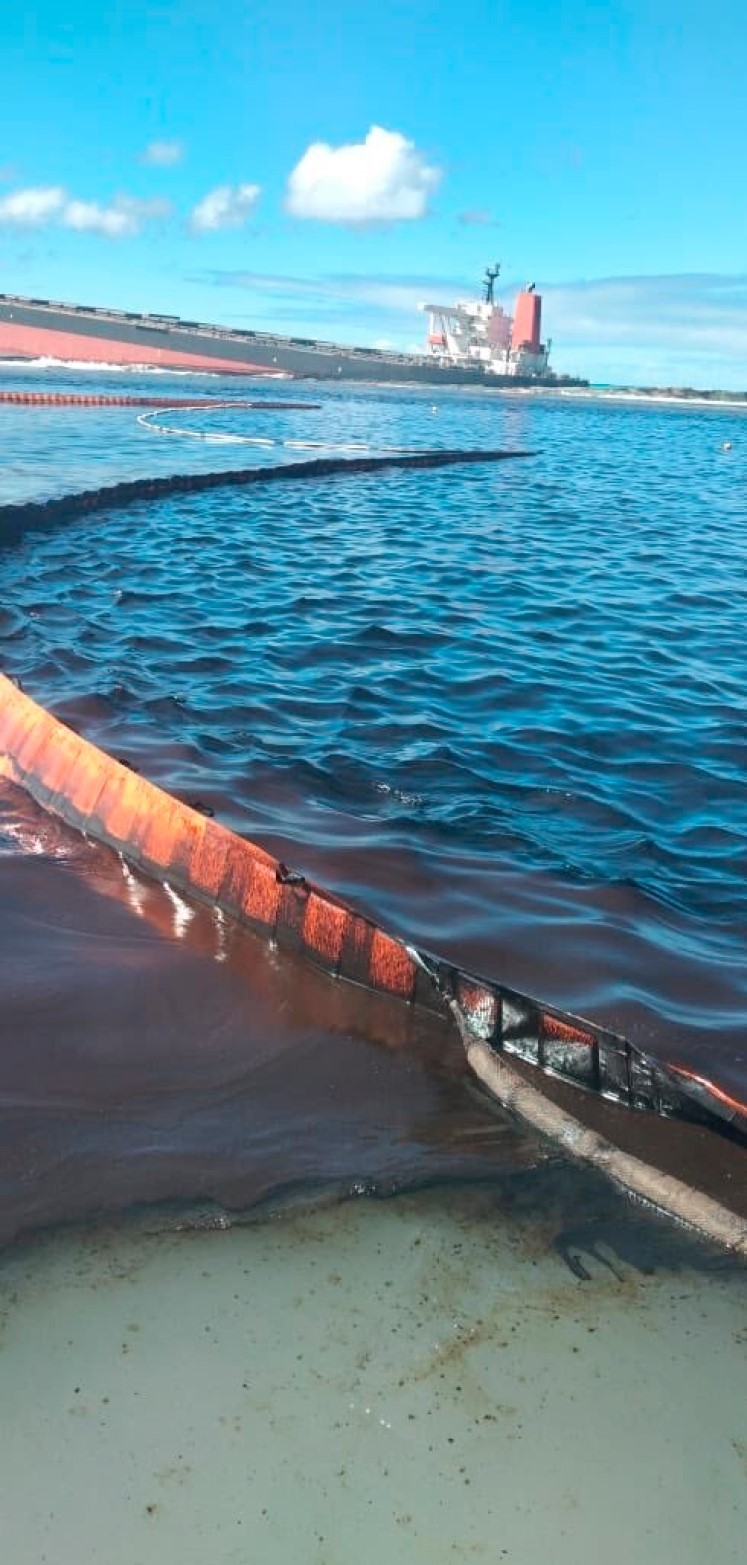 紧急状态|至少1000吨燃油已泄漏！日本货船在毛里求斯近海搁浅造成大量燃油泄漏，引发“环境紧急状态”