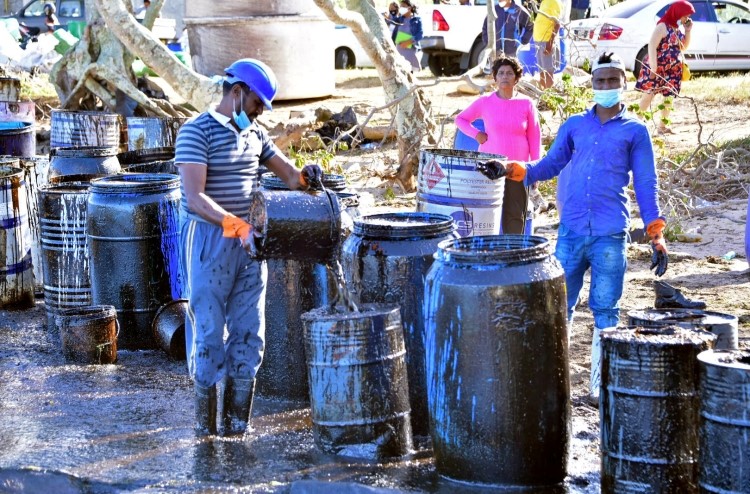 紧急状态|至少1000吨燃油已泄漏！日本货船在毛里求斯近海搁浅造成大量燃油泄漏，引发“环境紧急状态”