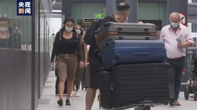 央视新闻客户端|入境隔离生效前英游客匆忙从法国回国