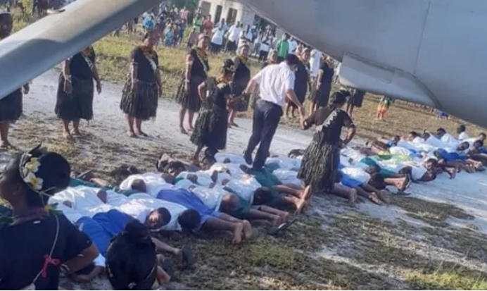 环球网|“中国大使从人背上走过去”照片被美澳政客非议,当地人反驳!