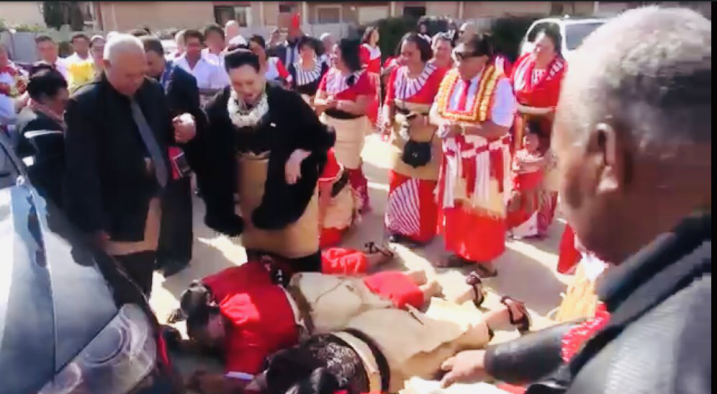 环球网|“中国大使从人背上走过去”照片被美澳政客非议,当地人反驳!