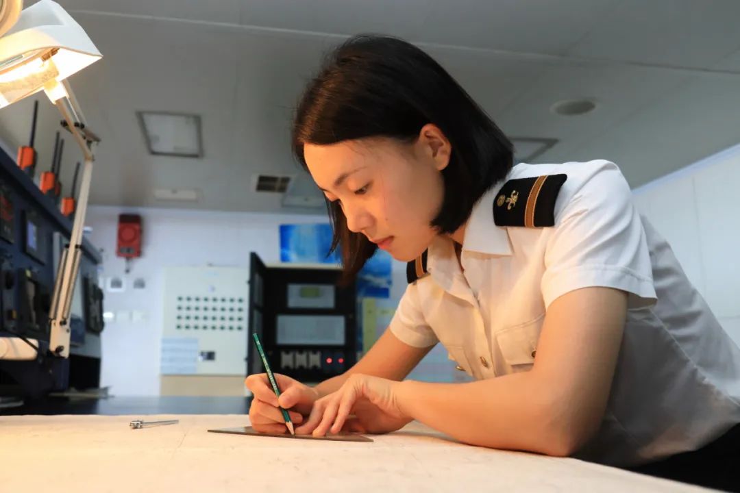 95后女舵手刘荣超航海7年驾驶2万吨大船蹈海探天