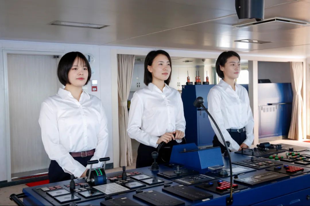 95后女舵手刘荣超航海7年驾驶2万吨大船蹈海探天