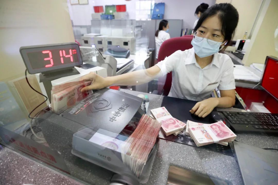 黄金|金价震荡美元走低 人民币全球最“稳”！