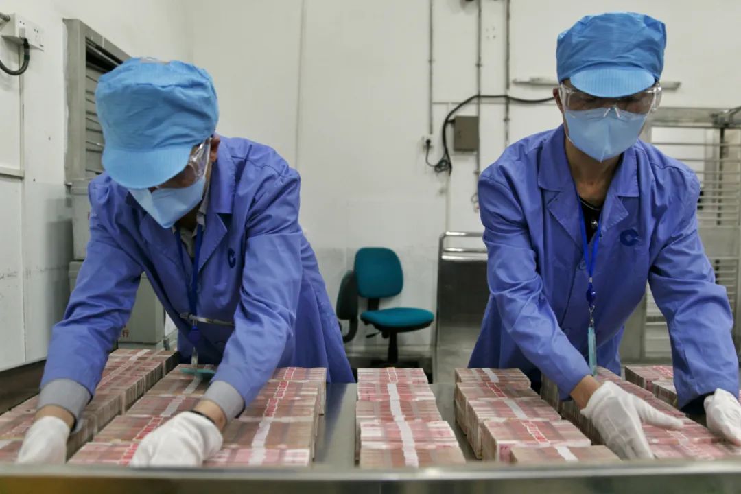 黄金|金价震荡美元走低 人民币全球最“稳”！