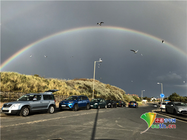 中国青年网|英国塞夫顿雨后现奇景 田野上空挂双彩虹