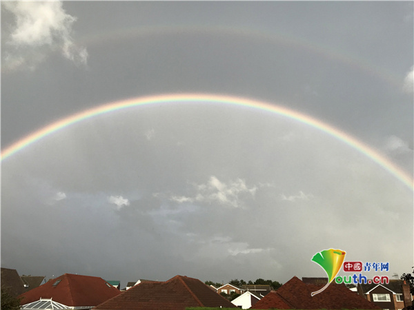 中国青年网|英国塞夫顿雨后现奇景 田野上空挂双彩虹