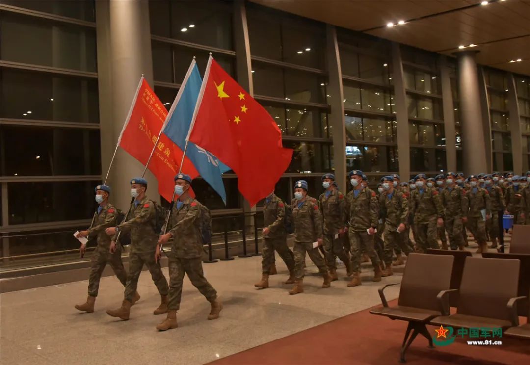 陆军|换装星空迷彩！“00后”女兵随队赴黎排雷