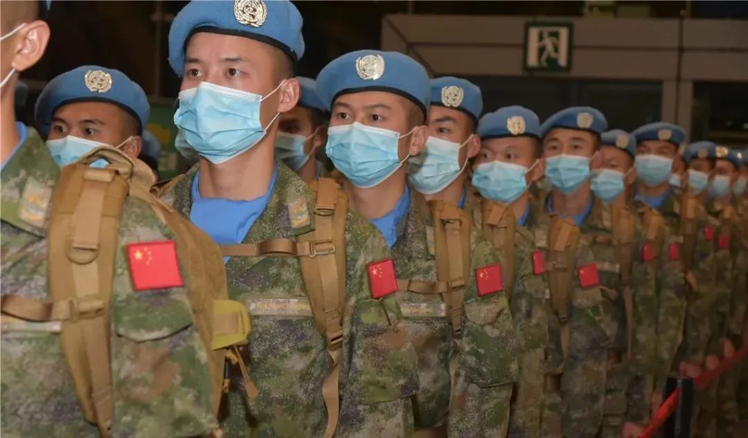 陆军|换装星空迷彩！“00后”女兵随队赴黎排雷