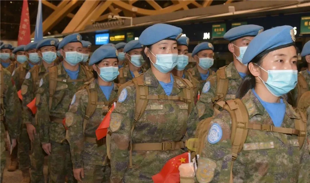 陆军|换装星空迷彩！“00后”女兵随队赴黎排雷