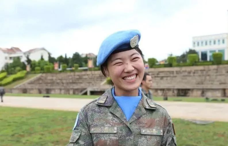 陆军|换装星空迷彩！“00后”女兵随队赴黎排雷