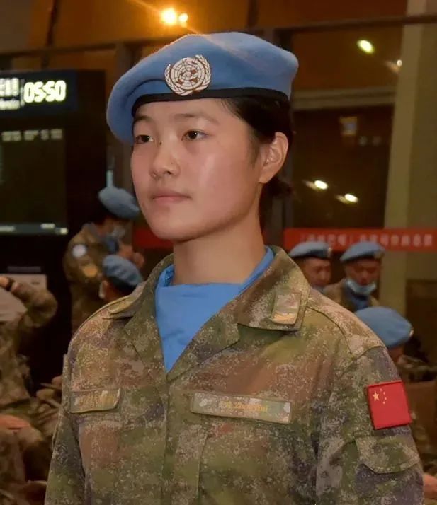 陆军|换装星空迷彩！“00后”女兵随队赴黎排雷