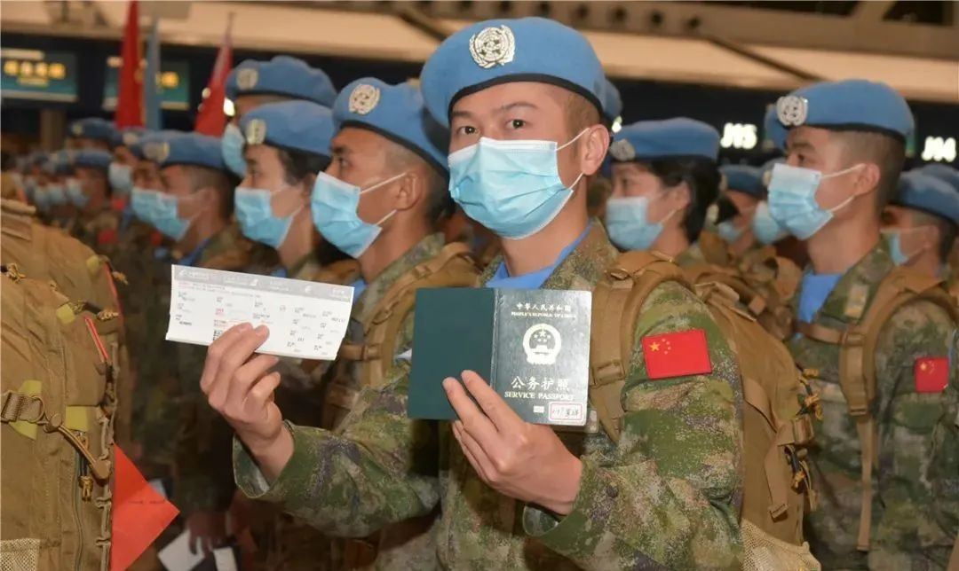 陆军|换装星空迷彩！“00后”女兵随队赴黎排雷