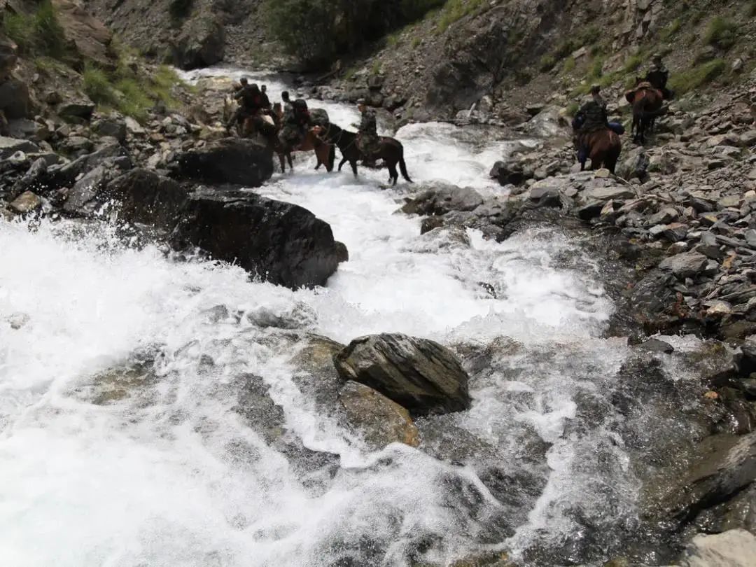 中国军网|蹚冰河、翻达坂、爬雪山、战蚂蟥......这些是边防军人的日常