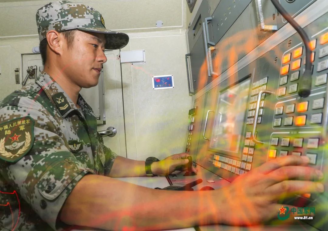 导弹|超燃！高清大图直击防空兵实弹射击训练现场