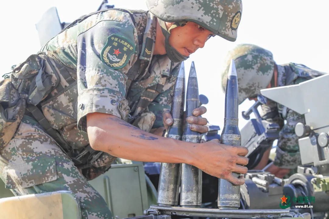 导弹|超燃！高清大图直击防空兵实弹射击训练现场