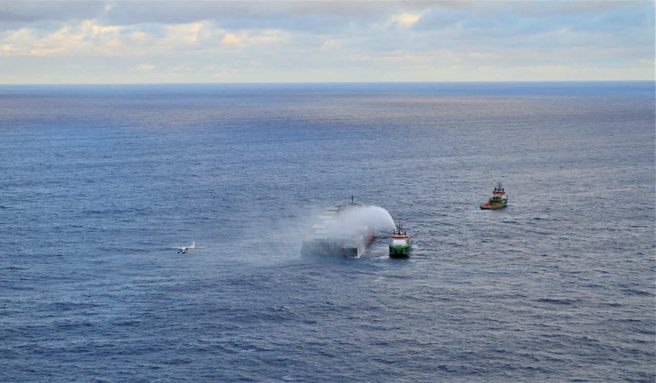 央视新闻客户端|日本货船“若潮”号船尾残油已抽取完毕