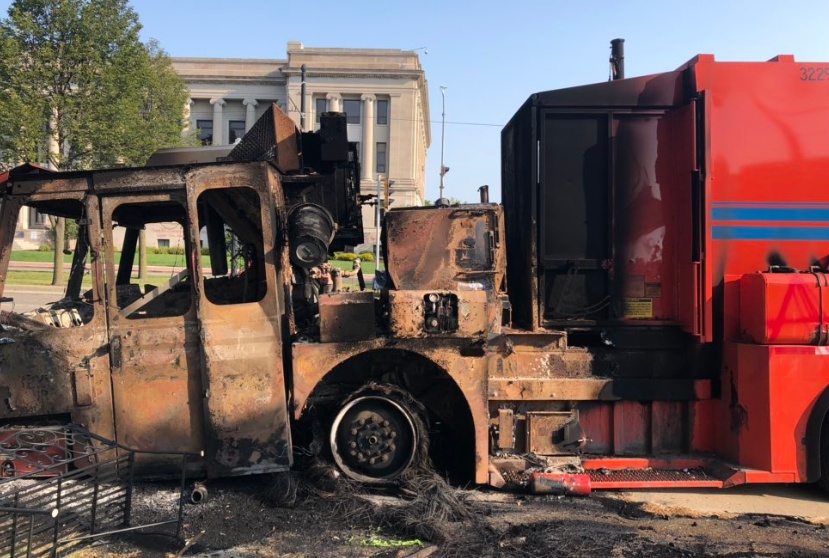 美国警察|美国示威者全城纵火抗议黑人遭枪击：一直烧到警察被开除