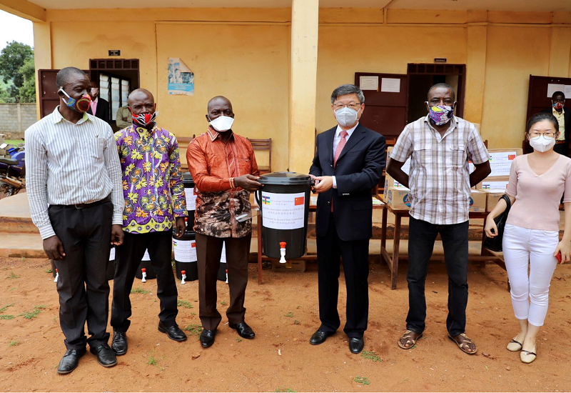 教育|我驻中非使馆向中非中小学捐卫生防疫用品