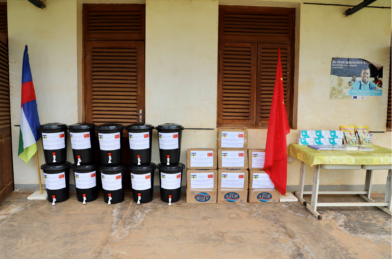 教育|我驻中非使馆向中非中小学捐卫生防疫用品