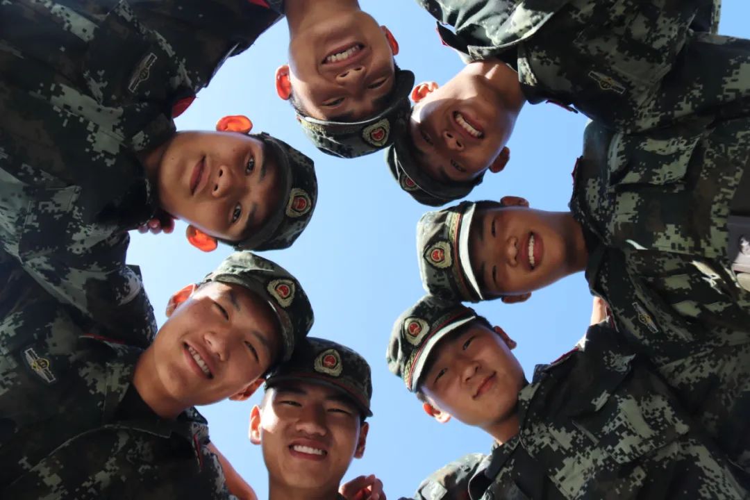 退伍|退伍季丨老兵与新兵的对话