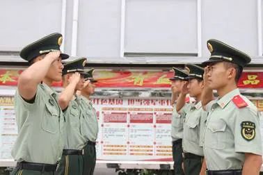 退伍|退伍季丨老兵与新兵的对话