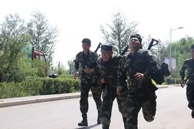 退伍|退伍季丨老兵与新兵的对话