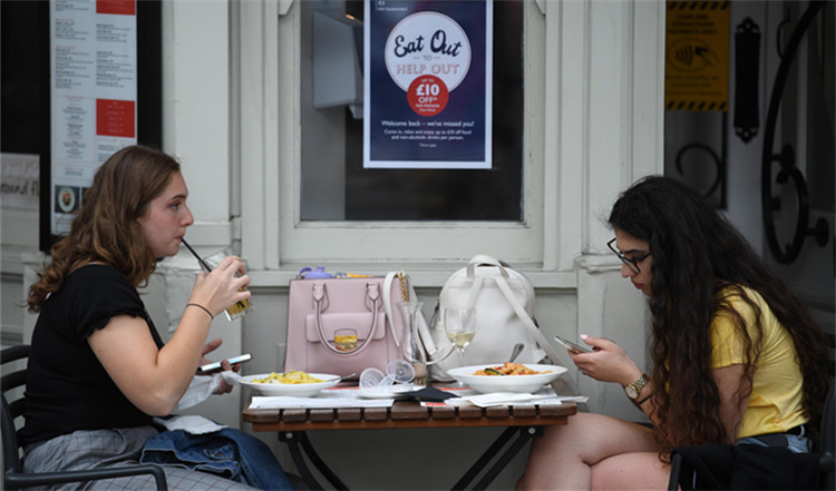 文汇报|补贴外出就餐、削减消费税率……欧洲各国花式“发钱”促消费能撑多久