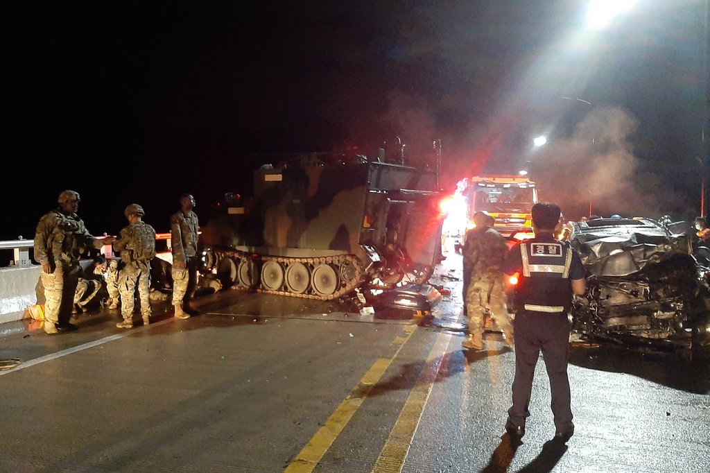 国际社会|驻韩美军装甲车与韩私家车相撞，致4死1伤