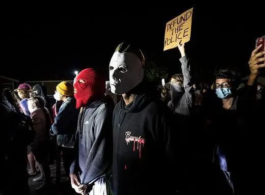 美国警察|“枪击”“电击”“打砸抢”，这就是美国警察的一天？