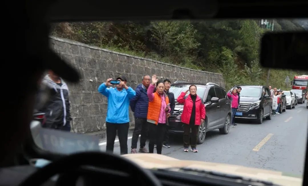 陆军,军事|子弟兵所到之处，人民群众的敬礼太煽情了