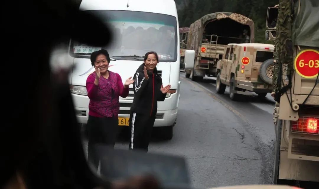 陆军,军事|子弟兵所到之处，人民群众的敬礼太煽情了