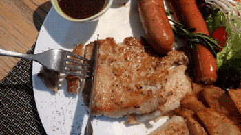 火腿肠|吃了那么多年火腿肠，竟不知道金属环下有个＂小机关＂, 一拉就开！