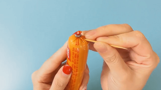 火腿肠|吃了那么多年火腿肠，竟不知道金属环下有个＂小机关＂, 一拉就开！