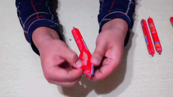 火腿肠|吃了那么多年火腿肠，竟不知道金属环下有个＂小机关＂, 一拉就开！