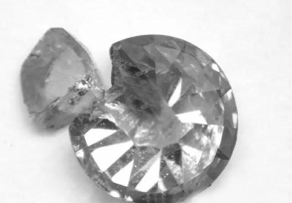 钻石|钻.石.为.什.么.裂.开.了？