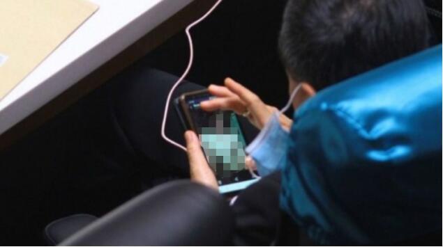 国际社会|泰国议员开会时被曝看裸女照10分钟，泰下议院议长回应：系个人私事，不应处罚