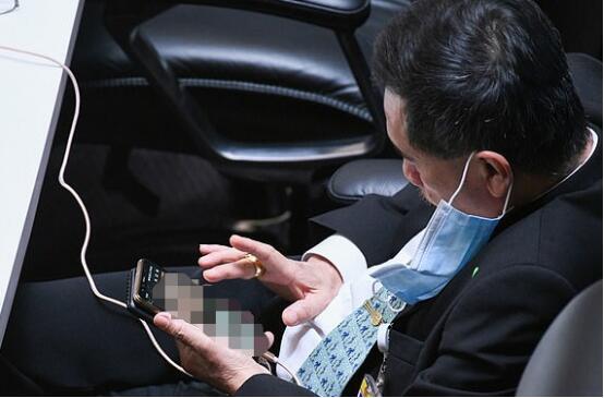 国际社会|泰国议员开会时被曝看裸女照10分钟，泰下议院议长回应：系个人私事，不应处罚