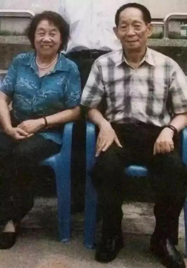 袁隆平|90岁袁隆平“撒狗粮”！相恋一个月闪婚，却宠她57年
